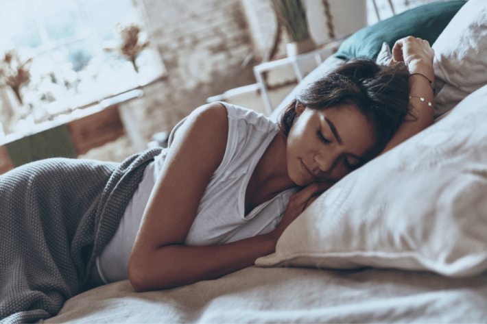 Kobieta śpi na lnianej poduszcze z łuską gryki