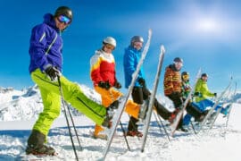 Gruba osób z dobranymi butami narciarskimi