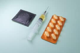 Zakażenie wirusem HIV za pomocą użytej strzykawki przez osobę już zarażoną