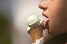 Kobie odczuwająca metaliczny posmak w ustach podczas jedzenia lodów