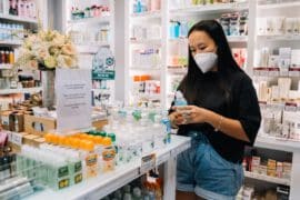 Kobieta oglada produkty w sklepie medycznym