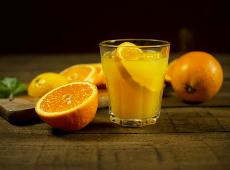 świerzo wyciśniety sok z owoców w szklance na stole