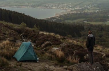 Mężczyzna na samotnym campingu w Chorwacji