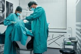 Chirurg stomatologi podczas zabiegu
