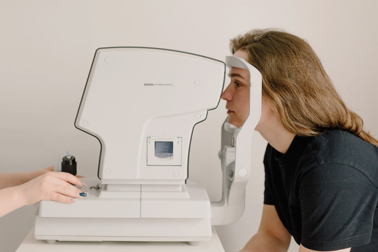 Kobieta badająca wzrok z powodu czarnych plamek przed oczami