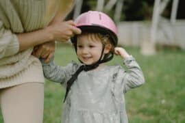 Dziewczyna w różowym dzieciencym kasku na głowie