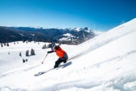 Mężczyzna zjeżdza na nartach w górach