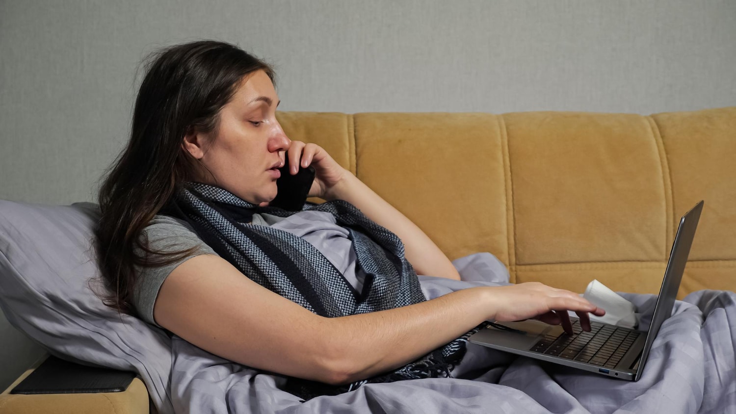 Chora kobieta rozmawia z lekarzem przez telefon