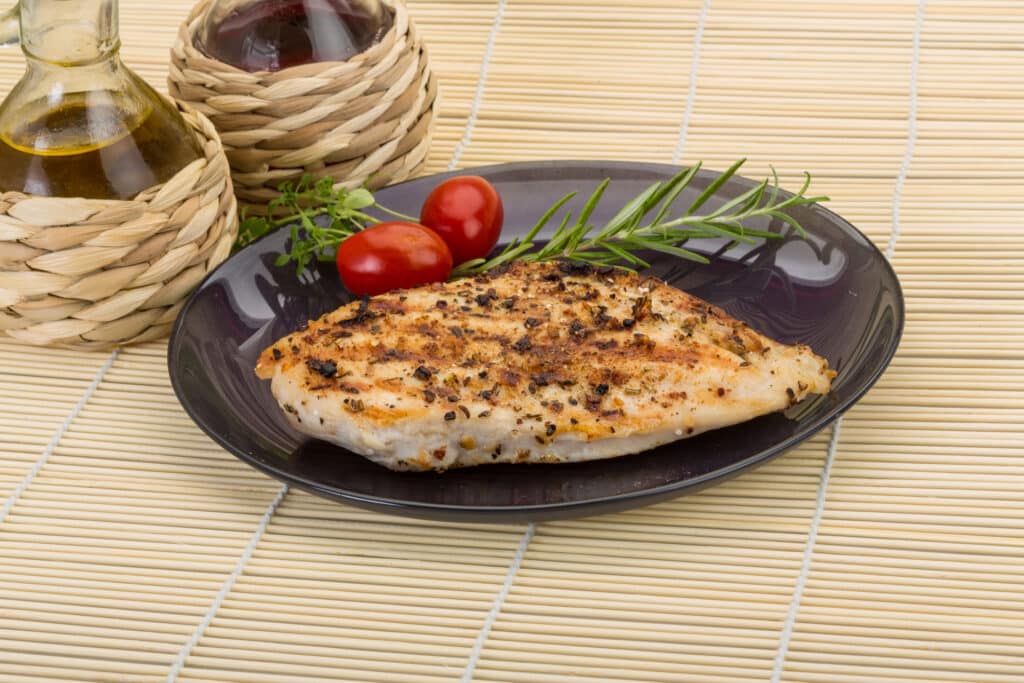 Pierś z kurczaka kcal i wartości odżywcze. Pomysły na fit kurczaka w