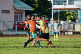 Dzieci grają w piłkę na obozie sportowym