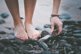 Kurzajki na stopach - co je powoduje i jak sobie z tym poradzić?