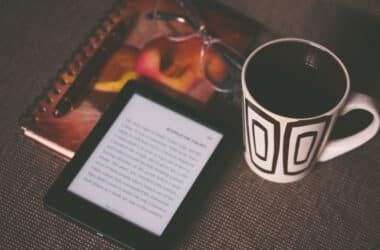 Chrześcijański ebook lezy na stole obok kubka z kawą