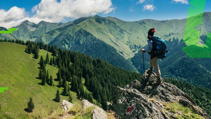 Mężczyzna z plecakiem spaceruje po górach