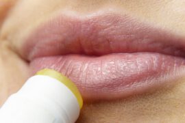 Kobieta dbająca o higienę ust podczas opryszczki na ustach