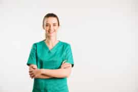 Kobieta w zielonej odzieży medycznej