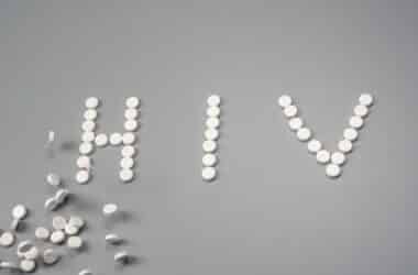 Tabletki tworzące słowo "HIV"