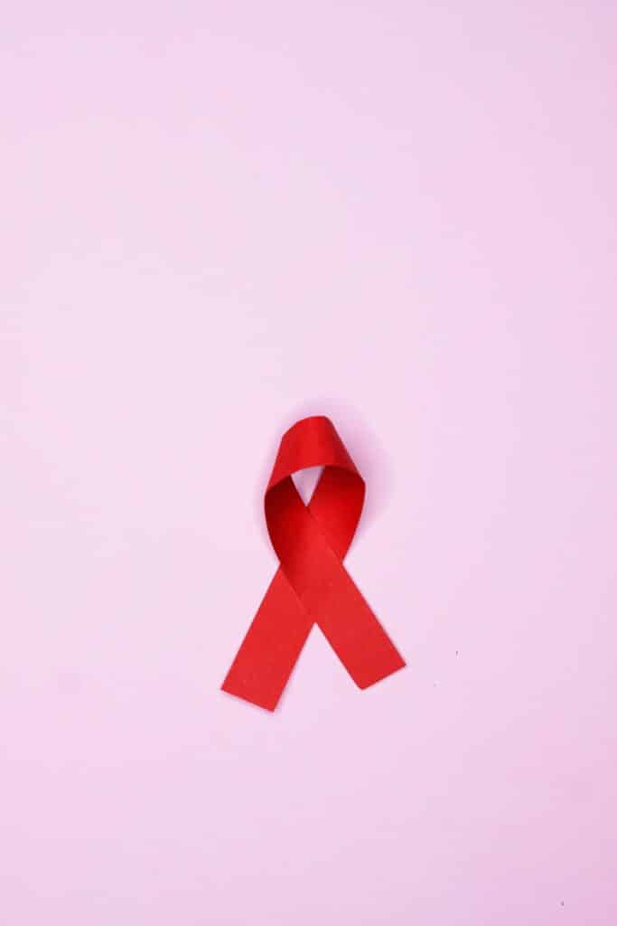 Czerwona kokardka jako symbol solidarności z osobami żyjącymi z HIV