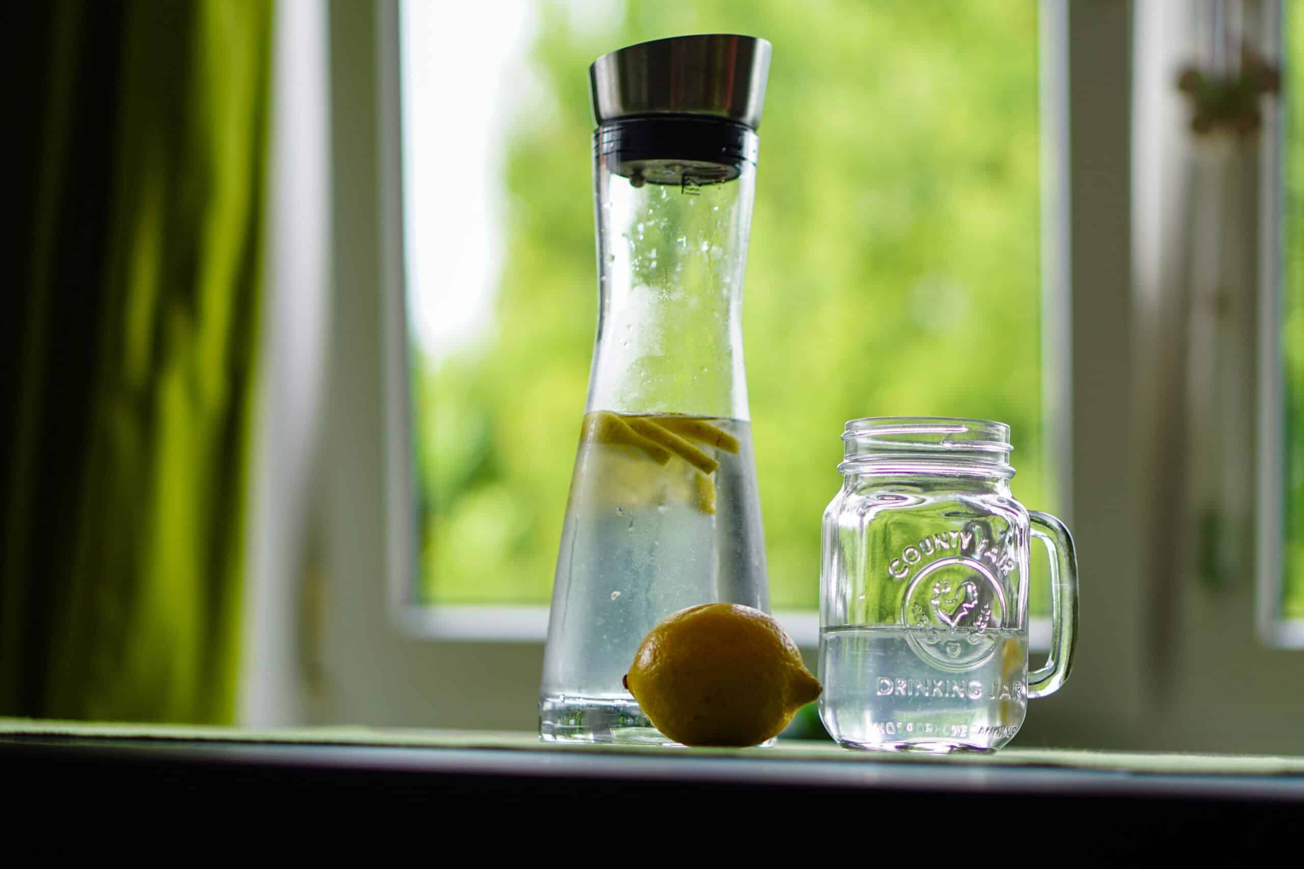 Woda z cytryną w szklanym dzbanku - odkwaszanie organizmu