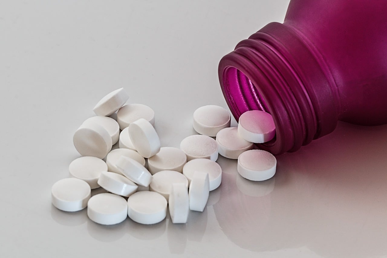 Leki placebo wysypujące się z opakowania