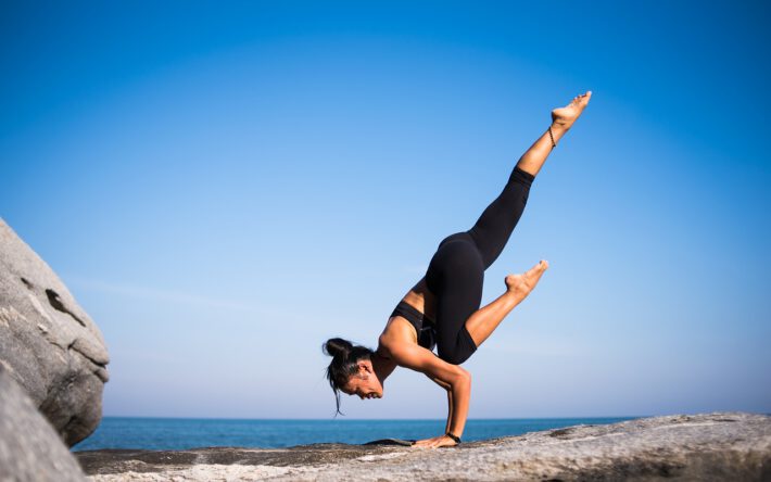 Kobieta praktykująca jogę