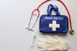 Apteczka pierwszej pomocy – co powinna zawierać i gdzie musi się znajdować