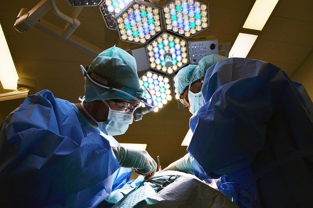 Chirurdzy naczyniowi podczas operacji