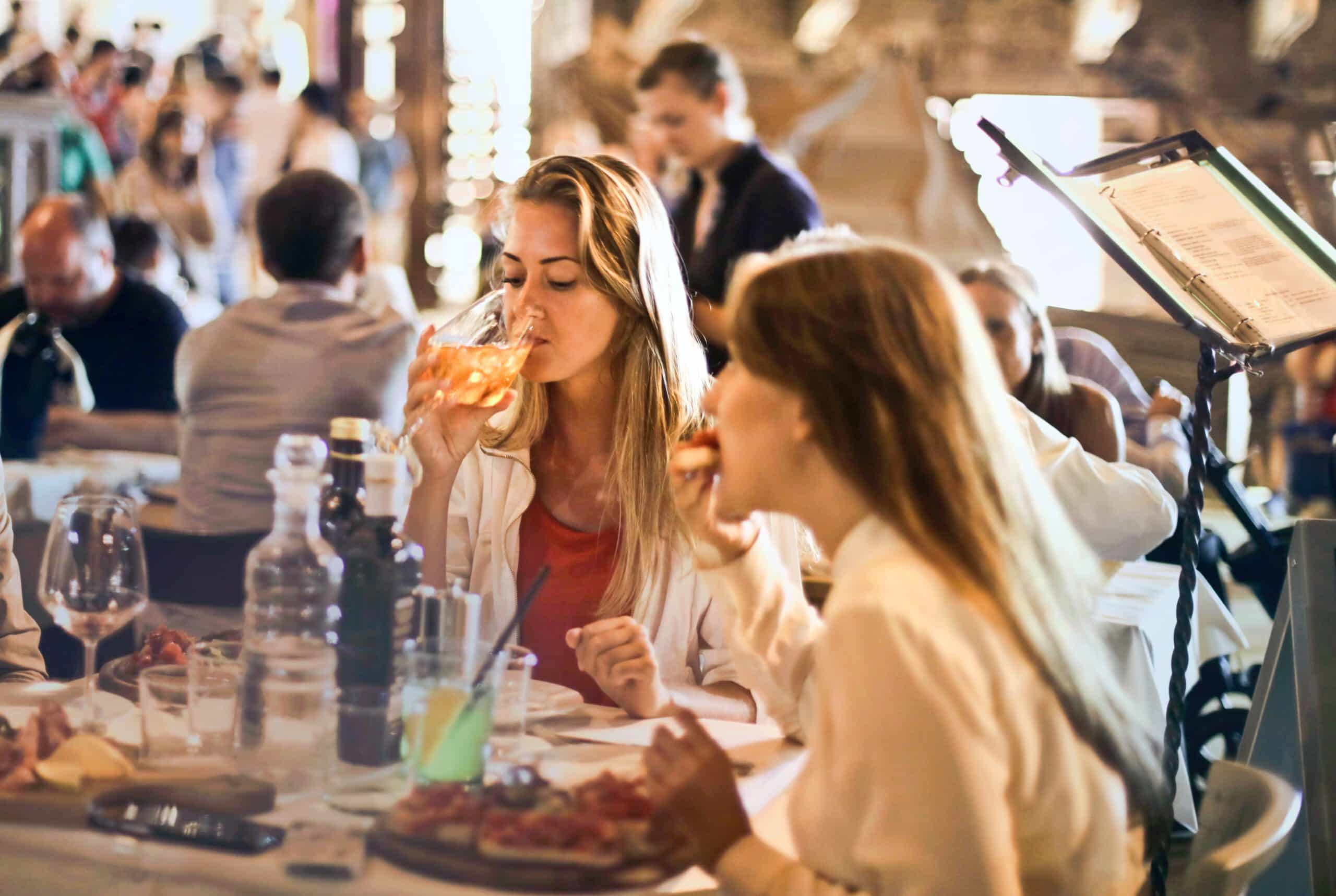 Kobiety z kolczykami z języku w restauracji
