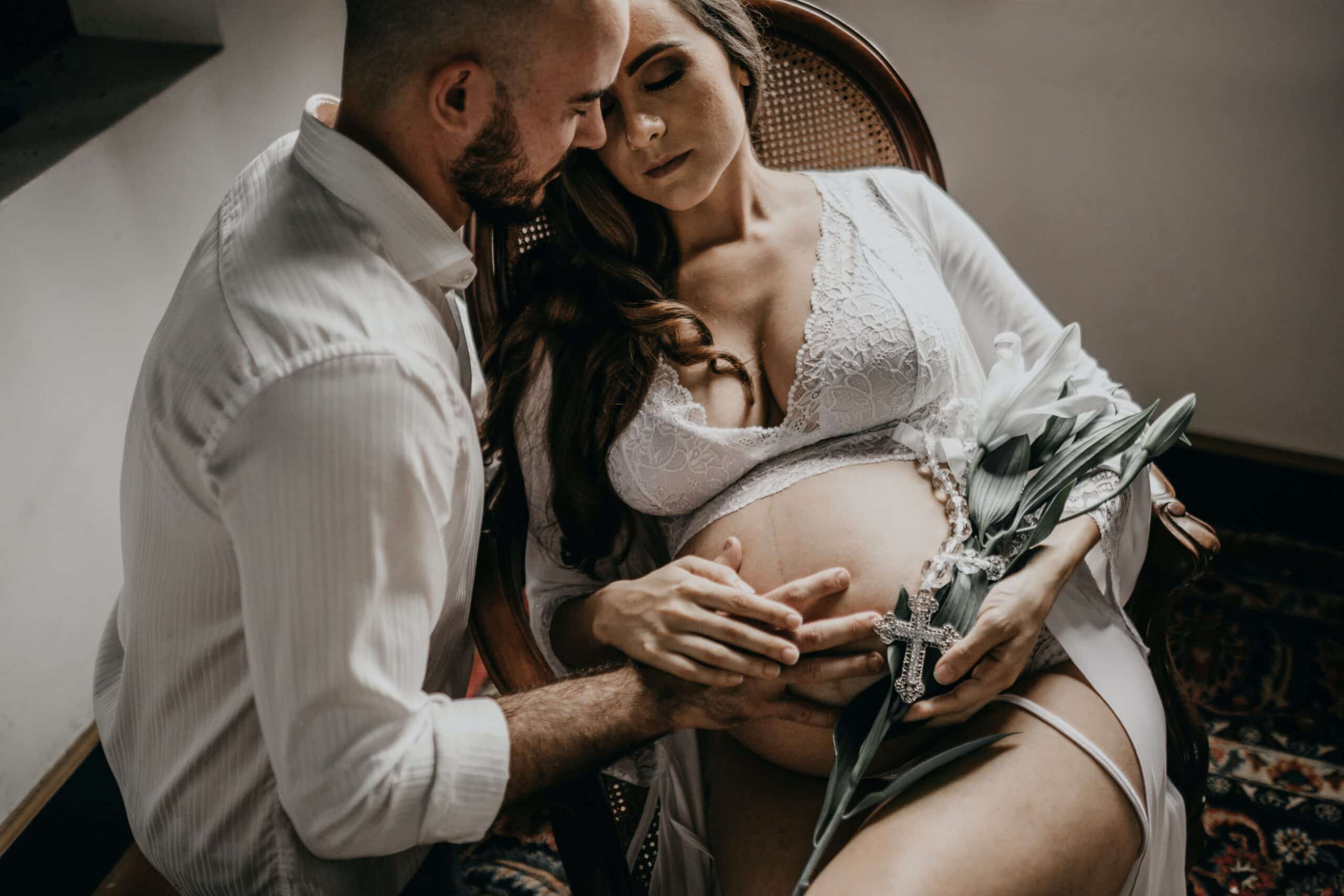 Kobieta w ciąży i jej partner, przygotowujący się do porodu w domu