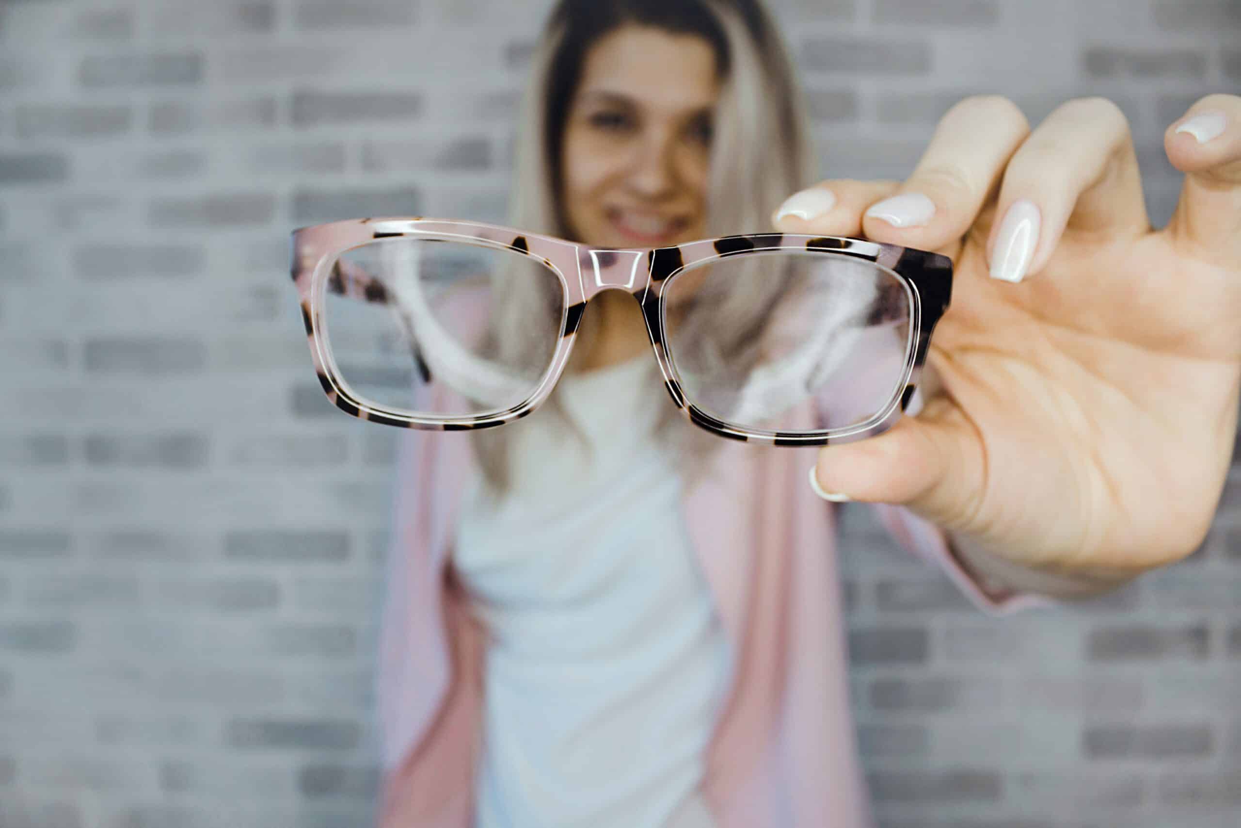 Kobieta z okularami