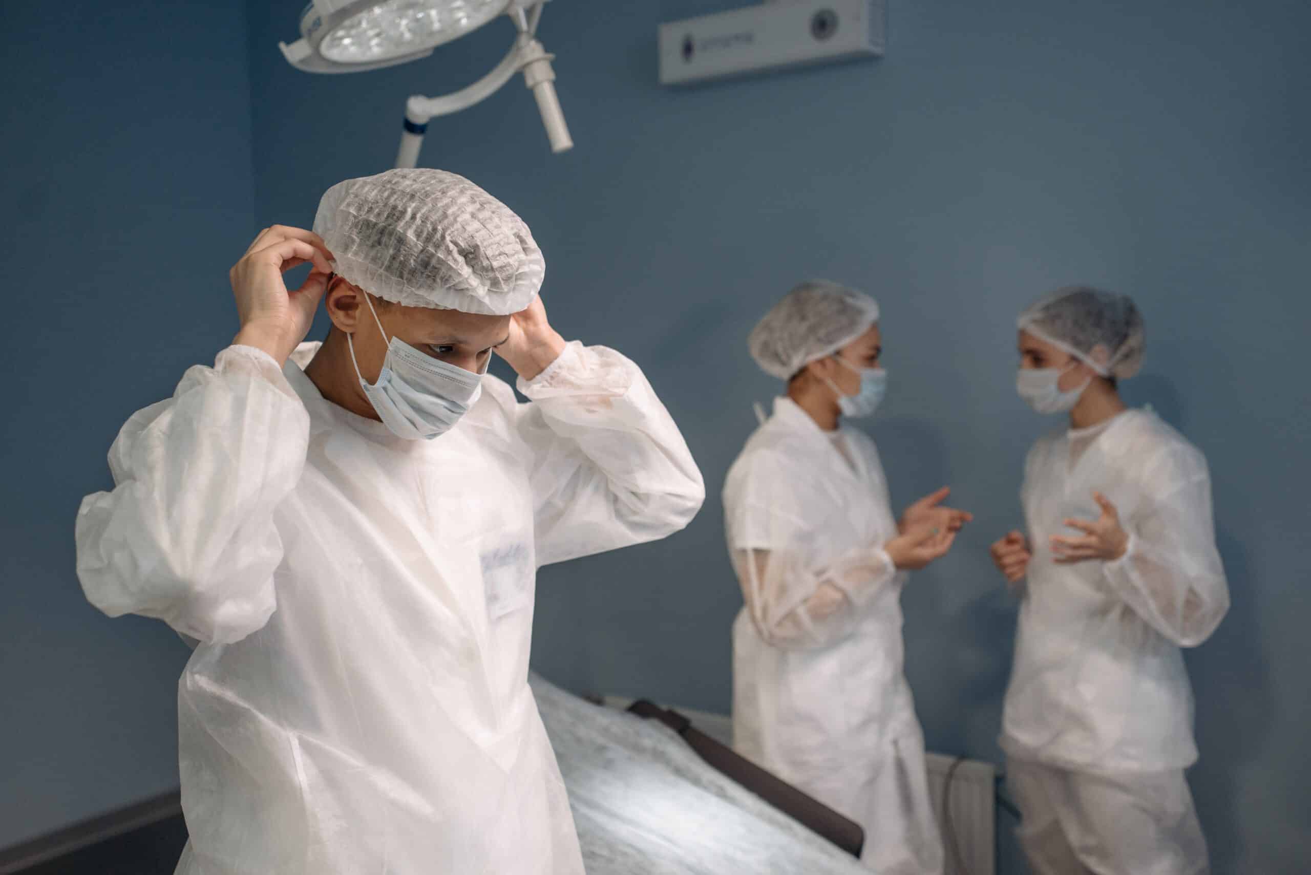 Lekarze podczas operacji przeszczepu szpiku kostnego