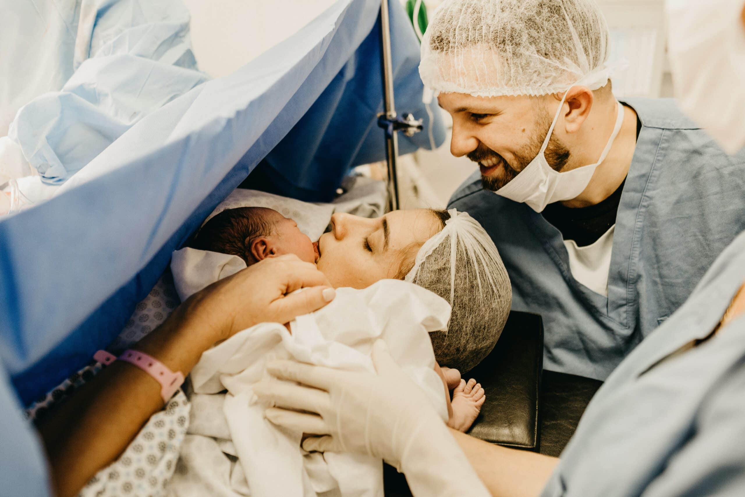 Kobieta z partnerem podczas porodu w szpitalu