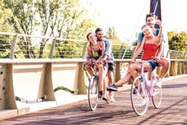 Dwie pary jeżdza na rowerach w mieście