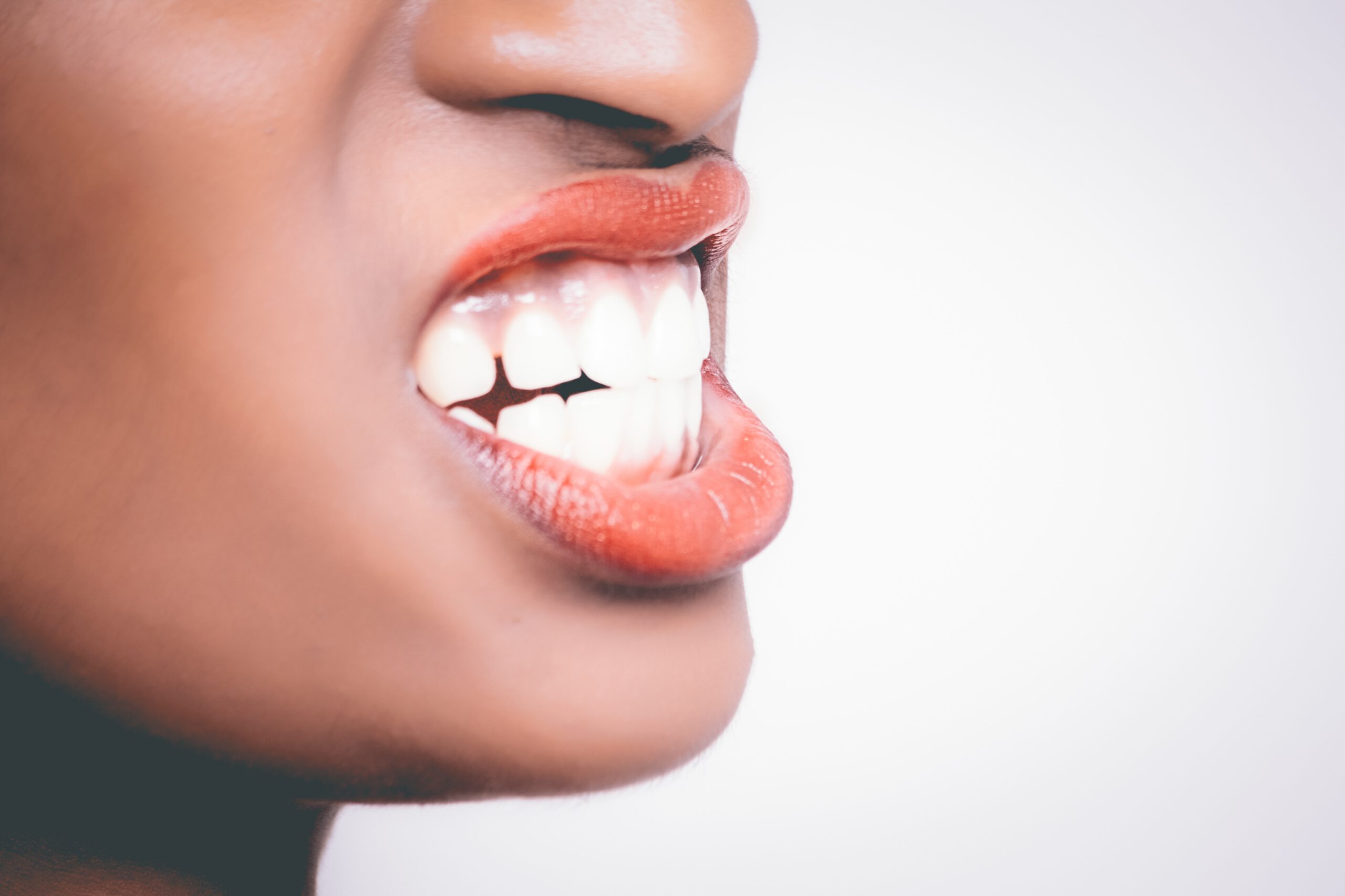 Zagryzanie zębo,w to jeden z objawów bruksizmu