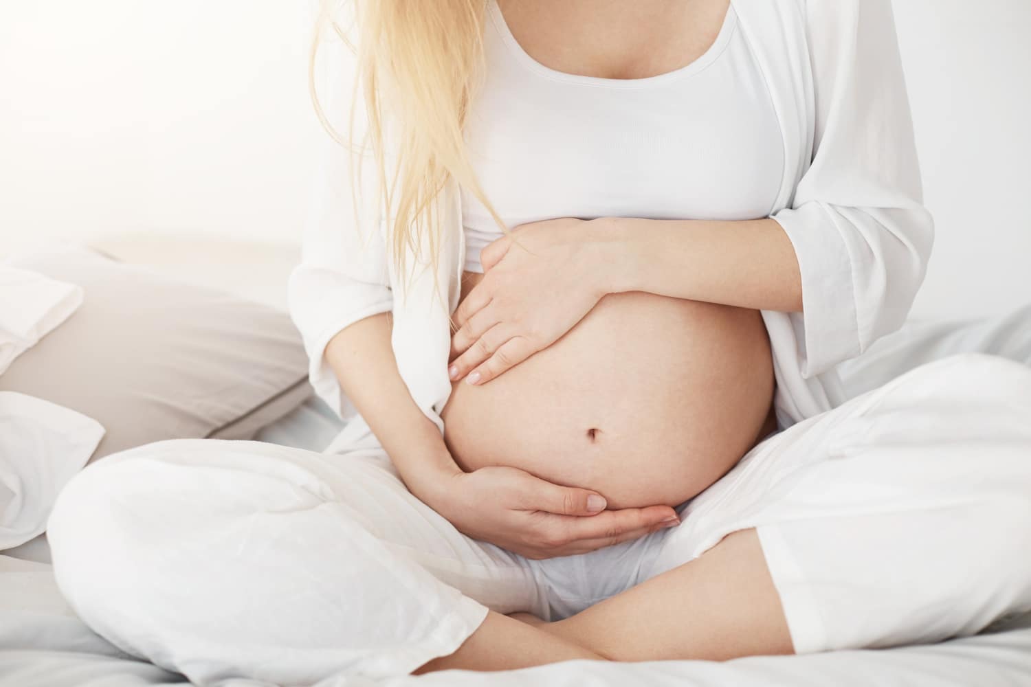 Kobieta w ciąży z odpowiednim poziomem progesteronu