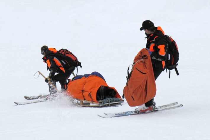 ratownicy górscy mają na sobie plecaki ratownicze