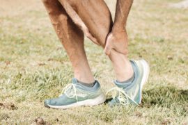 Ból nogi podczas chodzenia i w spoczynku – przyczyny i sposoby na walkę z problemem