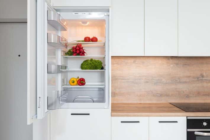 Otwata lodówka w kuchni w której znajdują się rzeczy do diety SIRT