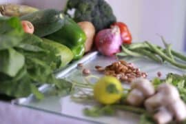 Robienie zdrowego posiłu z warzywami i odchodzanie się