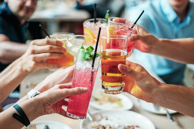 Grupa osob na impreie pije dużą ilość alkoholu