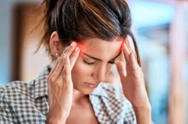 Kobieta zmaga się z bólem migrenowym