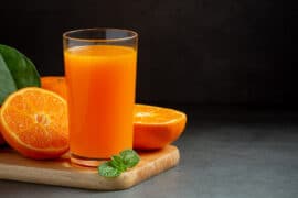 Sok pomarańczowy w szklanej szklance