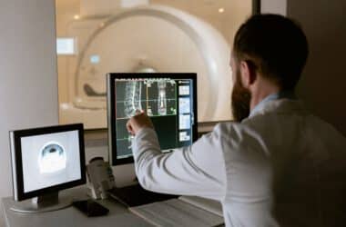 Mężczyzna robi pacjętowmi tomografie komputerową