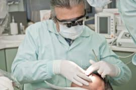 Męzczyzna u dentysty z problemem krwawienia dziąseł