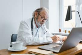 Lekarz w swoim gabineciewystawia dla pacjenta e-recepte