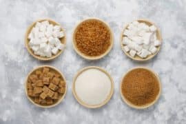 Cukry proste i złozone leżą w miseczkach na stole