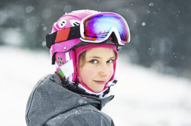 Dziewczynka ma na sobie gogle narciarskie