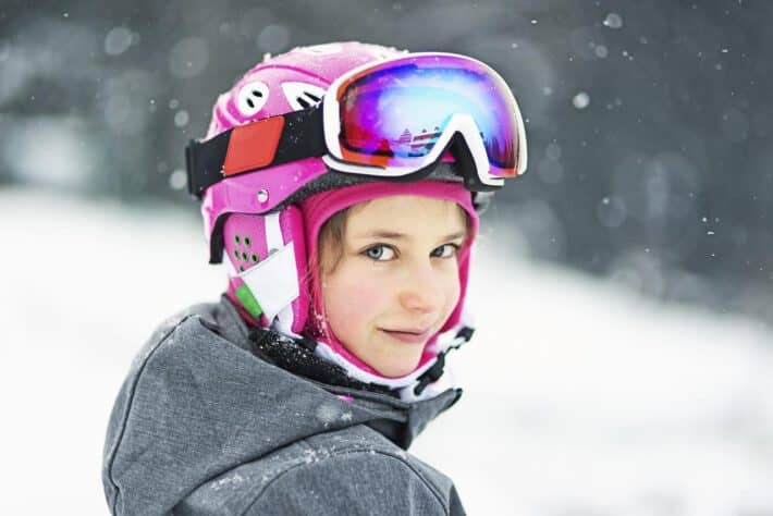 Dziewczynka ma na sobie gogle narciarskie