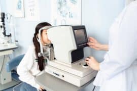 Kobieta na badaniu wzroku w klinice okulistycznej