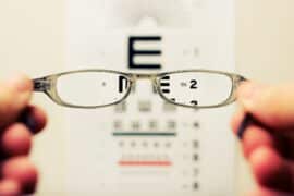Wizyta u okulisty i dobieranie odpowiednich okularów