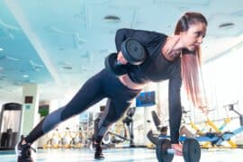 Kobieta na siłowni po wybiciu odżywki białkowej